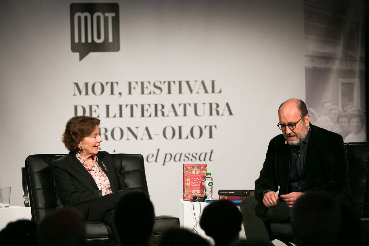 Kenizé Mourad parla amb Emili Manzano al MOT 2017. Foto: Martí Albesa (Festival MOT)