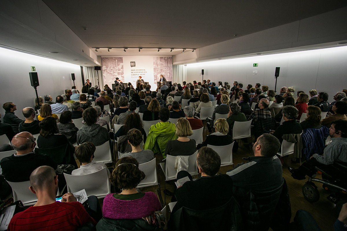 La Biblioteca Carles Rahola, ben plena per escoltar les converses del MOT. Foto: Martí Albesa (Festival MOT)