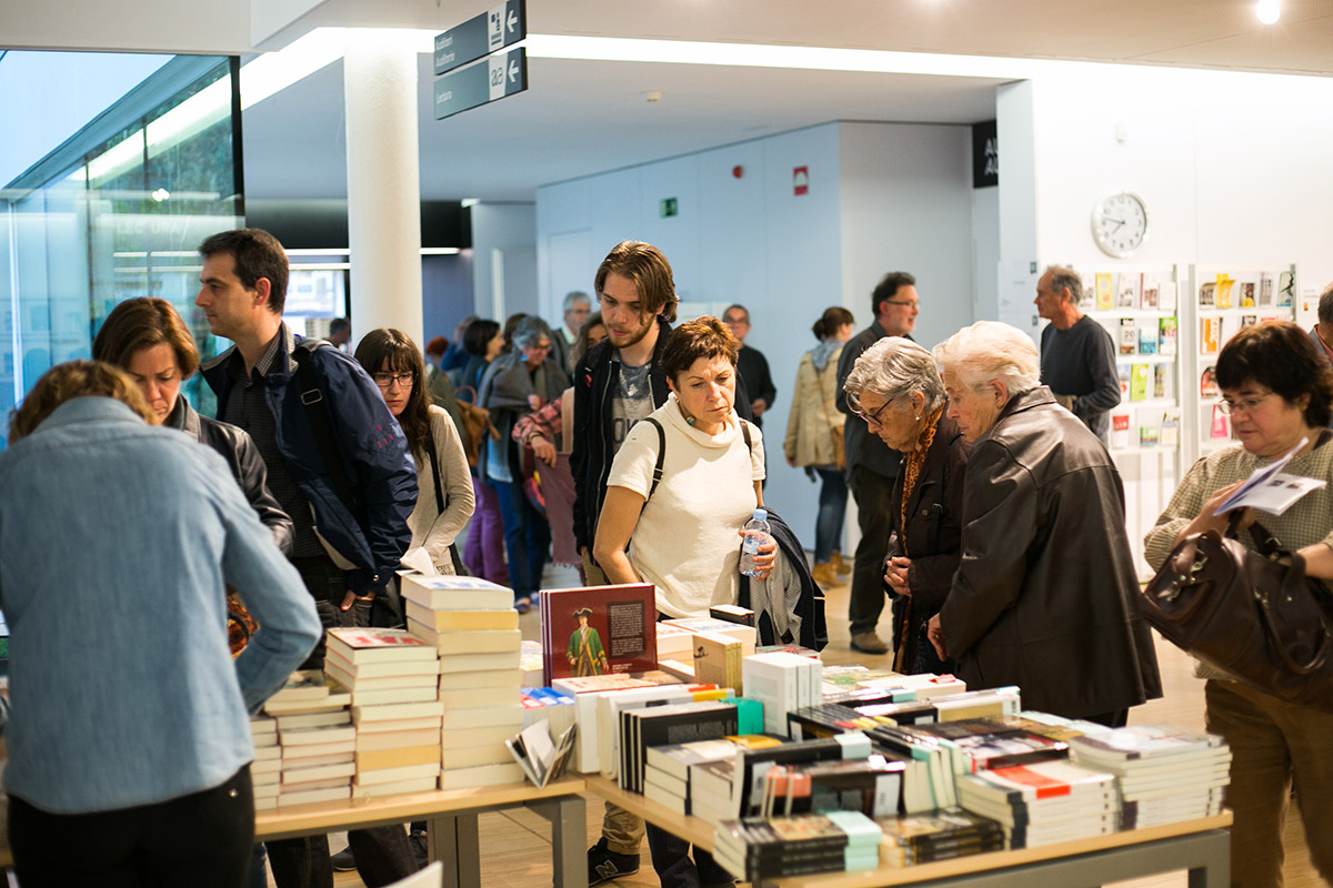 Llibreria del MOT, a la Biblioteca Carles Rahola de Girona. Foto: Martí Albesa.