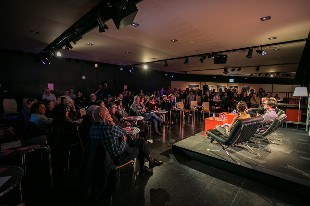 Conversa sobre "Literatura i malestar" a la sala El Torín d'Olot. Foto: Martí Albesa (Festival MOT)