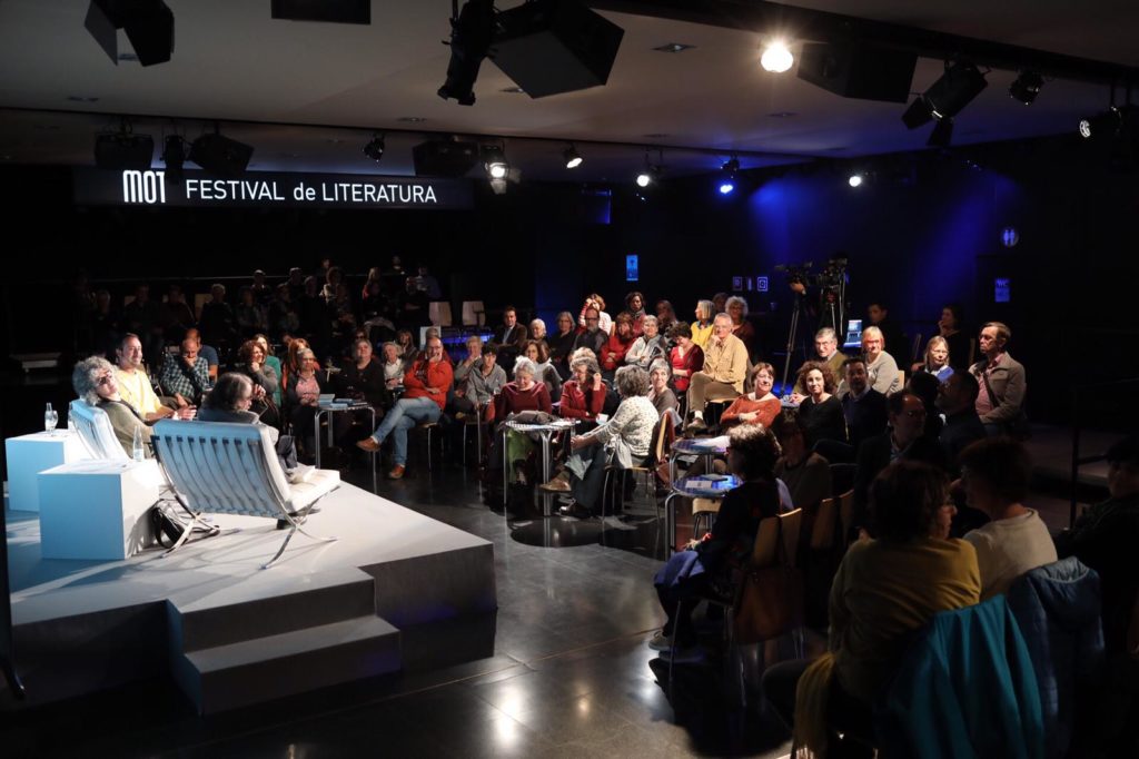 La sala El Torín plena, per escoltar les primeres converses del MOT 2019. Foto: Martí Albesa.