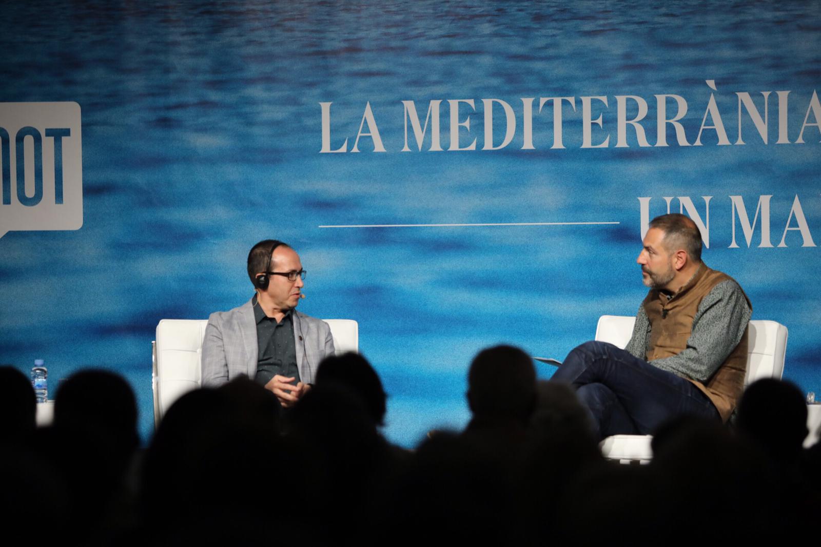 Conversa entre Manuel Forcano i Burhan Sömnez, al Festival MOT. Foto: Martí Albesa.