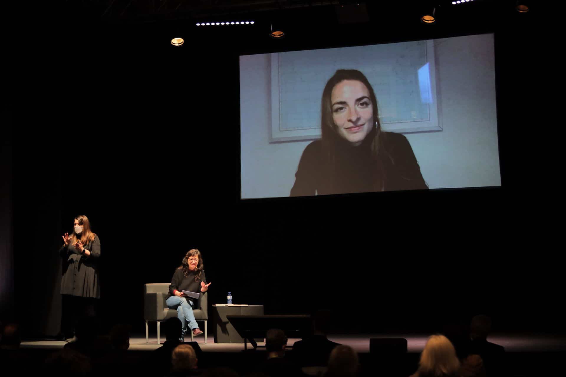 Conversa entre Eva Vàzquez i Irene Solà, al MOT 2021. Foto: Martí Albesa